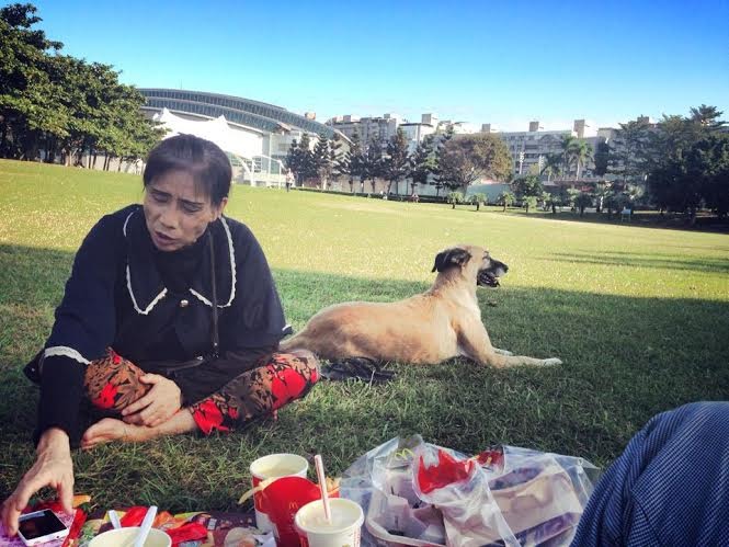 阿財和家人一起去野餐。　布朗/提供