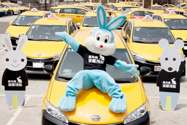 TSPCA製作的「反化妝品動物實驗」卡通動畫宣導影片即日起到5月13日,搭乘台灣大車隊的計程車都看得到。 TSPCA/提供