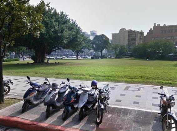 華山公園狗活動區選定地點，圖為尚未裝設圍欄前的樣子，狗活動區範圍約480平方公尺。　台北市動保處/提供