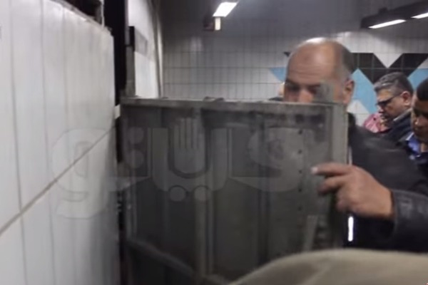 小貓躲進牆壁5年,地鐵站站方日前終於拆牆救貓。 取自Youtube