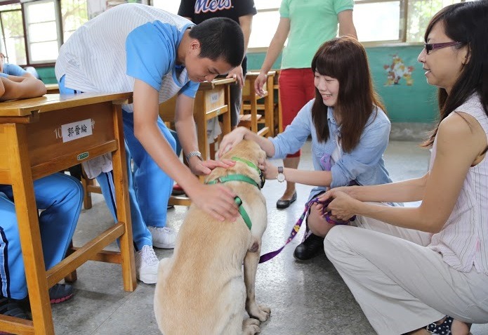 拉拉不但穩定性高，也擅用可愛的外表賣萌，同學們都非常喜歡牠。　新北市動保處/提供