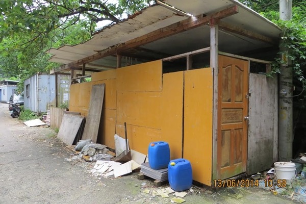 新北市八里區一處建物內關著50隻狗狗，疑為非法繁殖場。　新北市政府/提供