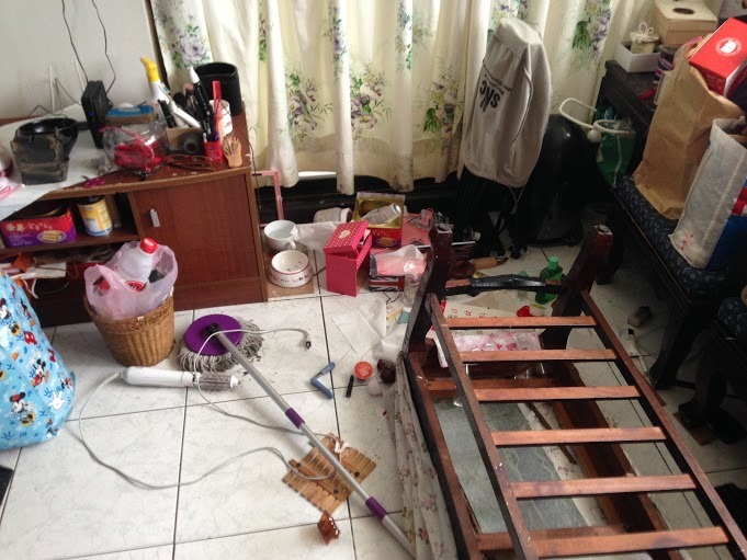 潘男情緒失控後，不斷怒吼、砸毀家具。　新北市動保處/提供