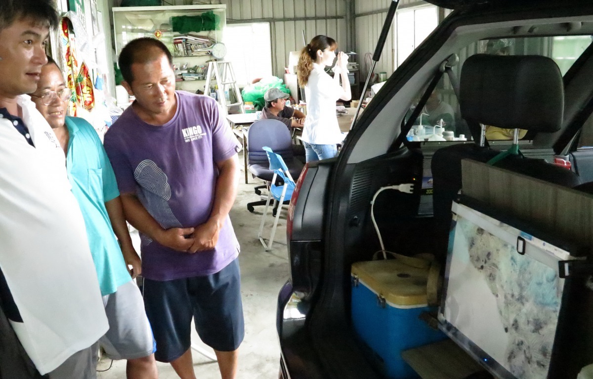 漁民可以從電腦螢幕看到獸醫師顯微鏡下的病變檢體。高維奇/攝