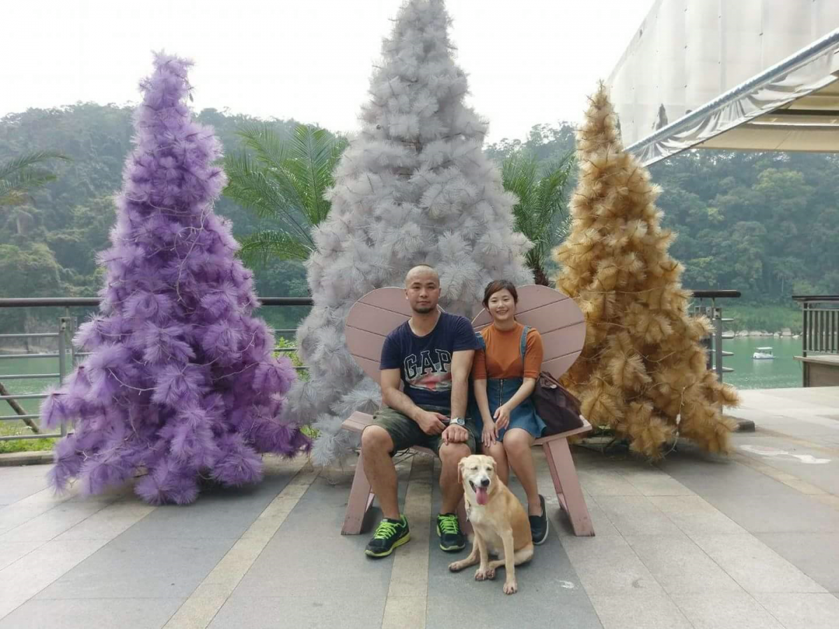 莊小姐回家後開心地將牠與家人合照貼在臉書上與大家分享。新北市農業局提供