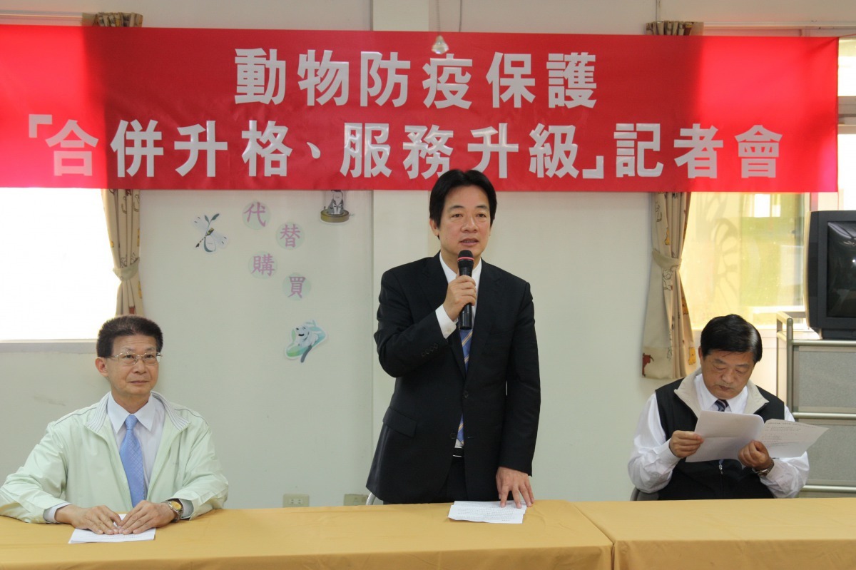 李朝全(左)為台南縣市合併後首任動保處長。高維奇/攝