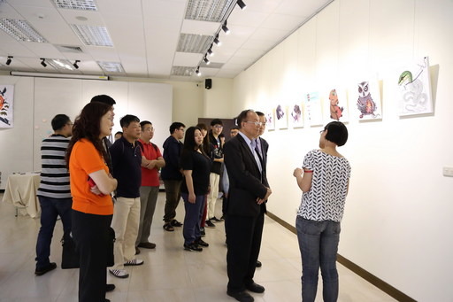  劉偉蘋(右一)介紹展覽作品。南華大學/提供