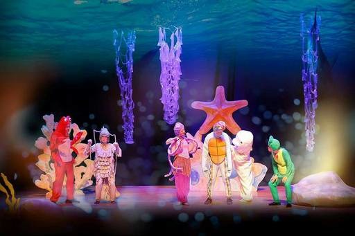 頑石劇團以認識海洋生物，了解海洋保育為主題所創作的「小白豚洛洛不寂寞」兒童劇，6/30在彰化草港國小上演。彰化縣政府/提供