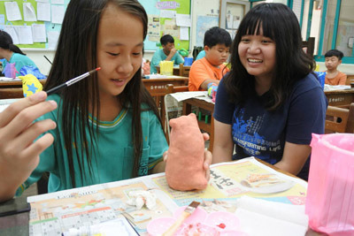 芬園國中小朋友彩繪雕塑出心中的「浪浪」。大葉大學/提供