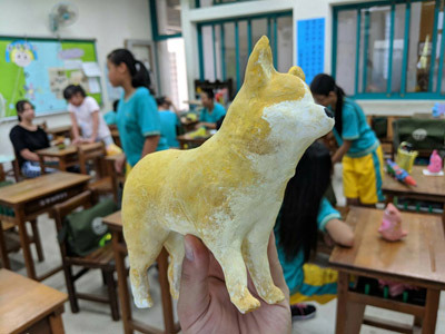 以「浪浪彩繪雕塑」為主題，教國中學生學習藝術創作與尊重生命。大葉大學/提供