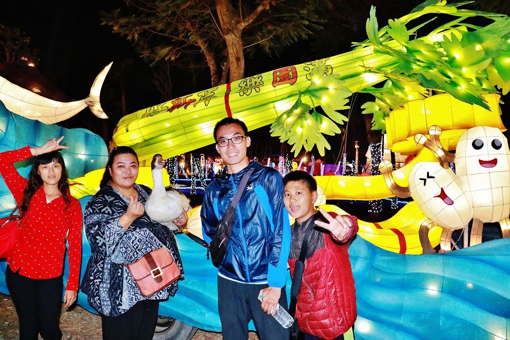 屏東在地網紅白鵝Vivi逛燈會成現場焦點，吸引了大小朋友要求合影。屏東縣政府/提供