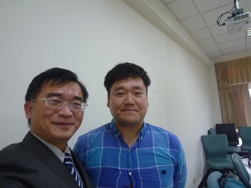 日本靜岡新聞社記者(右)專訪南大生科系黃銘志副教授(左)。國立臺南大學/提供