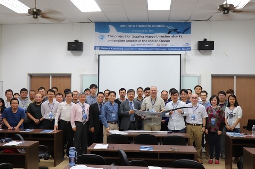 高科大攜手國際組織IOTC 全臺首辦深海狐鮫衛星標識培訓課程(右六高科大楊慶煜校長、右五IOTC鯊魚衛星標識計畫負責人Dr.Evgeny Romanov)。國立高雄科技大學/提供