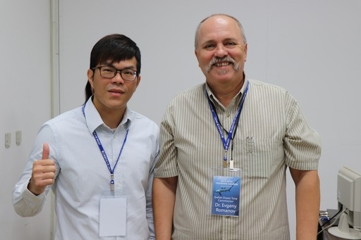 高科大漁管系蔡文沛助理教授(左)與IOTC鯊魚衛星標識計畫負責人Dr.Evgeny Romanov(右)。國立高雄科技大學/提供