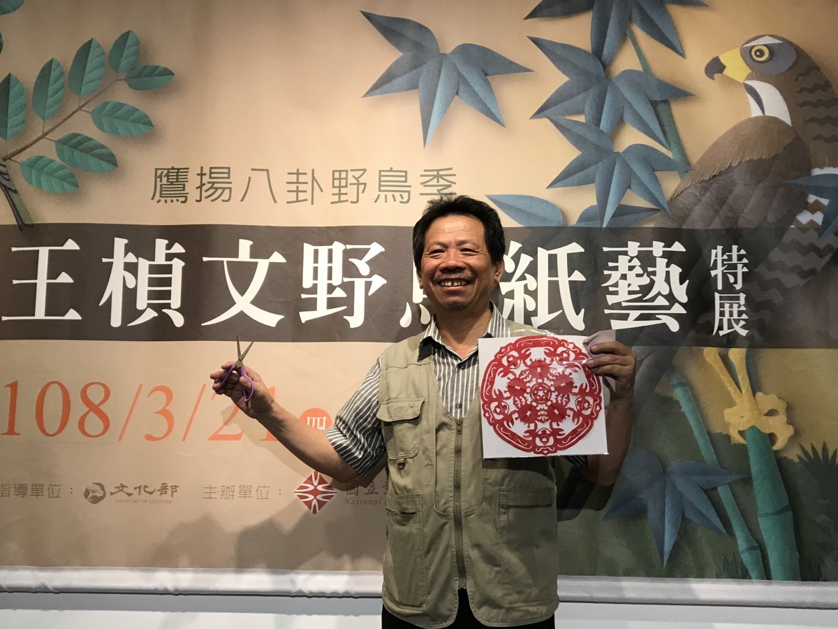 王楨文老師從事美勞教育工作三十年,是位國際紙藝家,也有野鳥藝術家的美譽。文化部/提供