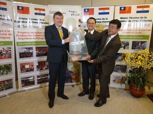 我國駐巴拉圭共和國大使周麟捐贈鴨嘴魚魚苗予巴國農牧部李奇部長。外交部/提供