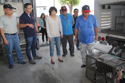 台東縣長饒慶鈴於世界流浪動物日前往台東縣動物收容中心,關心毛小孩們。台東縣政府/提供