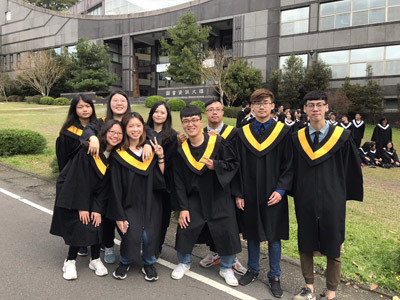 大葉大學生資系大四生徐于璇(前排左一)與林祐聖(前排左三)一起做石虎觀察。大葉大學/提供