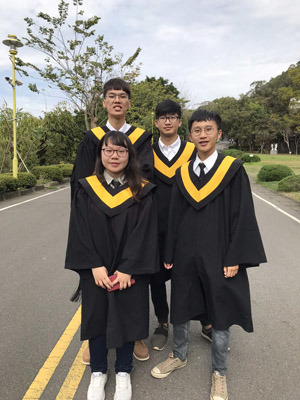 大葉大學生資系大四生劉秉昇(前排右)專題研究成果獲肯定,錄取國立大學碩士班。大葉大學/提供