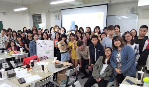 元培寵保同學和狗狗一起聽演講玩遊戲。元培醫事科技大學/提供