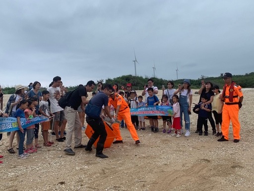 5/22於恆春後壁湖保育沙灘野放了2隻康復海龜。屏東縣政府/提供