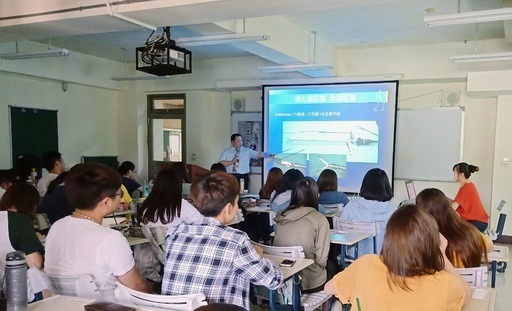 元培寵保同學聚精會神聽講。元培醫事科技大學/提供