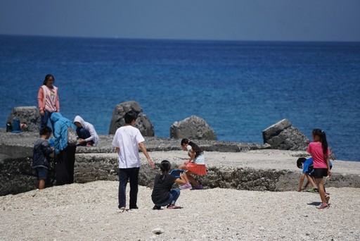 小琉球環保小導演於中澳沙灘拍攝。中華電信基金會/提供