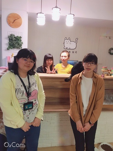 團隊實地走訪高雄市「養一隻貓吧」中途之家了解浪浪的收容環境和領養程序等。中信金融管理學院/提供