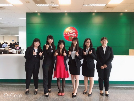 王珊彗老師與團隊五位同學合影。中信金融管理學院/提供