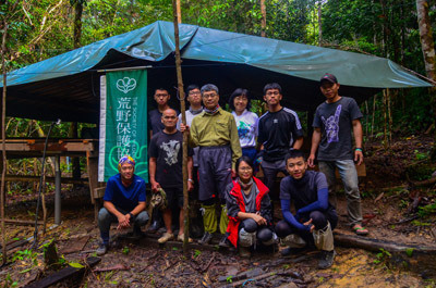 大葉大學生資系徐歷鵬老師(中)帶領學生前往馬來西亞雨林實習。大葉大學/提供