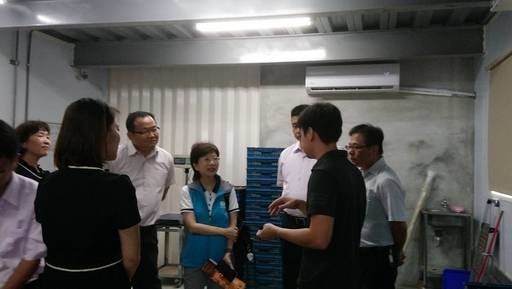 農信保董事長宮文萍認真聽取黃朝宗先生的介紹。財團法人農業信用保證基金/提供