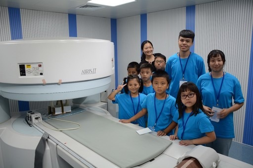 「小小獸醫營」學童參觀參觀核磁共振(MRI)。元培醫事科技大學/提供