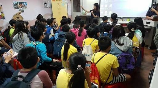 透過講師解說及照護人員分享實務經驗，落實生命教育從教育面做起。屏東縣政府/提供