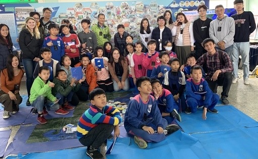 國際志工工作營團隊與參與活動的師生合影。南臺科技大學/提供