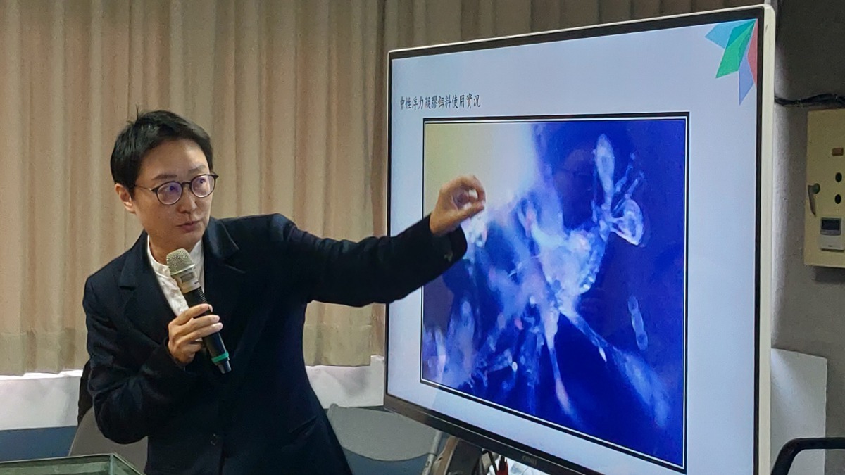 國立臺灣海洋大學陳歷歷教授所率領的研究團隊,針對市場上常見的波紋龍蝦,研發中性浮力凝膠餌料,可以根據不同生長期龍蝦的特性與需求,調配專用的營養配方。國立台灣海洋大學/提供