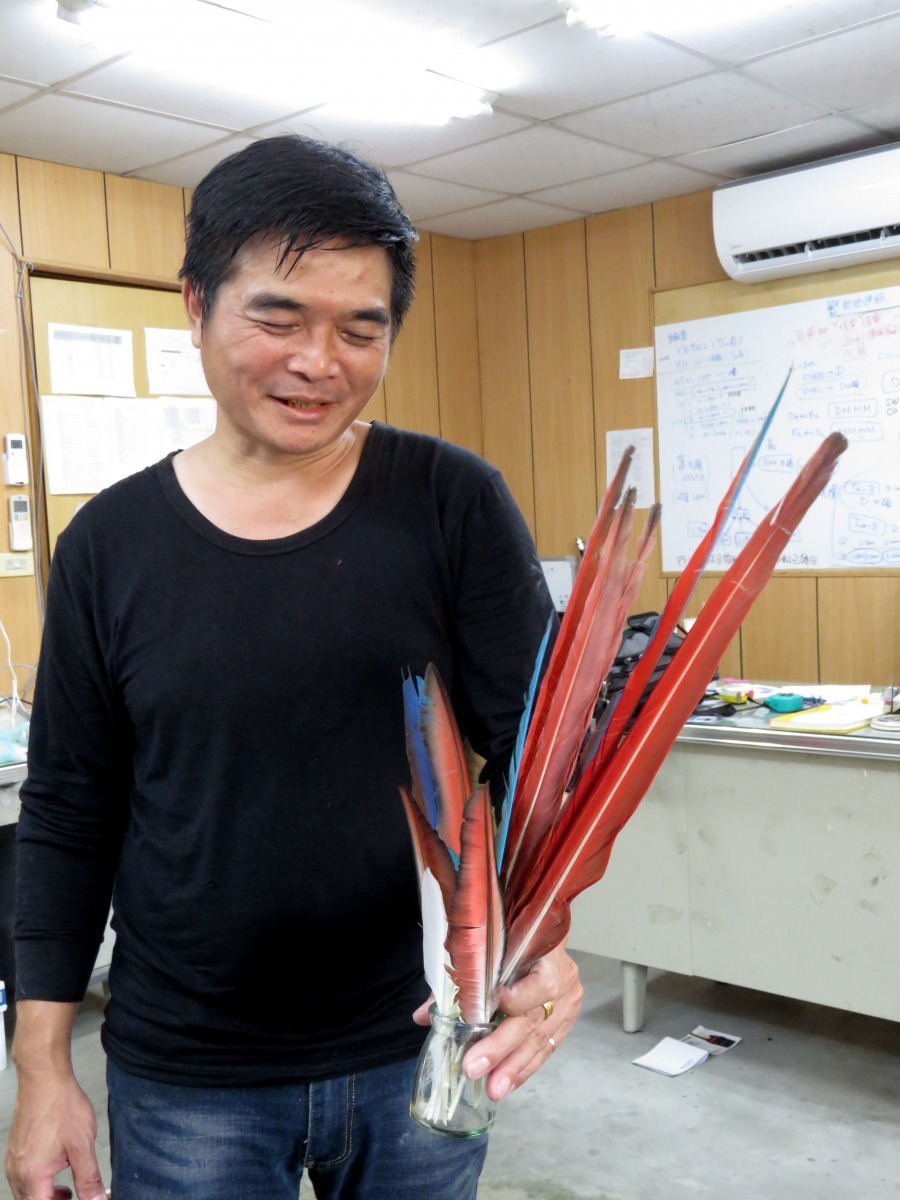 吳嚴俊準備為琪琪裝「義翅」的完好羽翅。