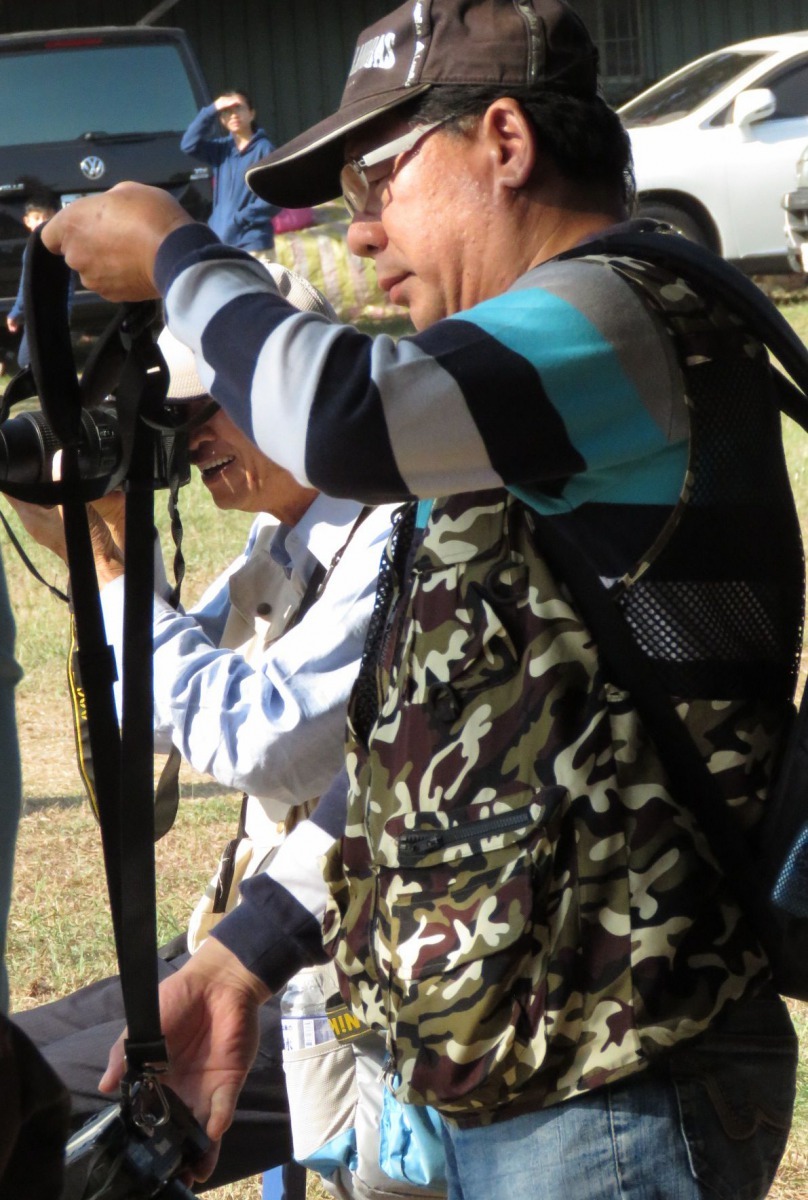 呂其華拍照時呂其華拍照就像個戰場老兵隨時待命。高維奇/攝