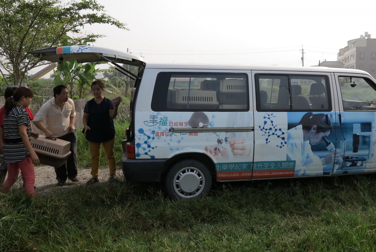 學校寵物美容課程需要模特兒供學生實習，學校派出到姚秀雯的犬場接送。高維奇/攝