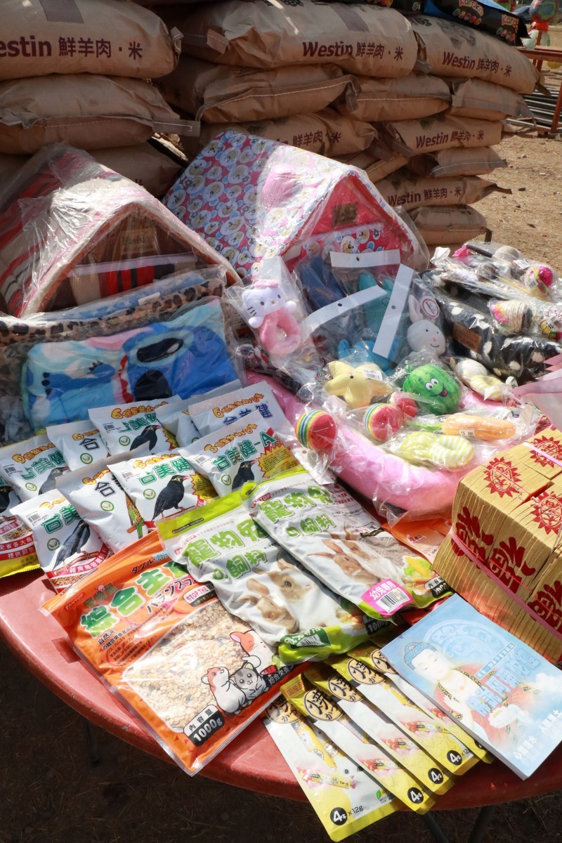 供品除犬貓飼料外，也有鳥飼料。高維奇／攝