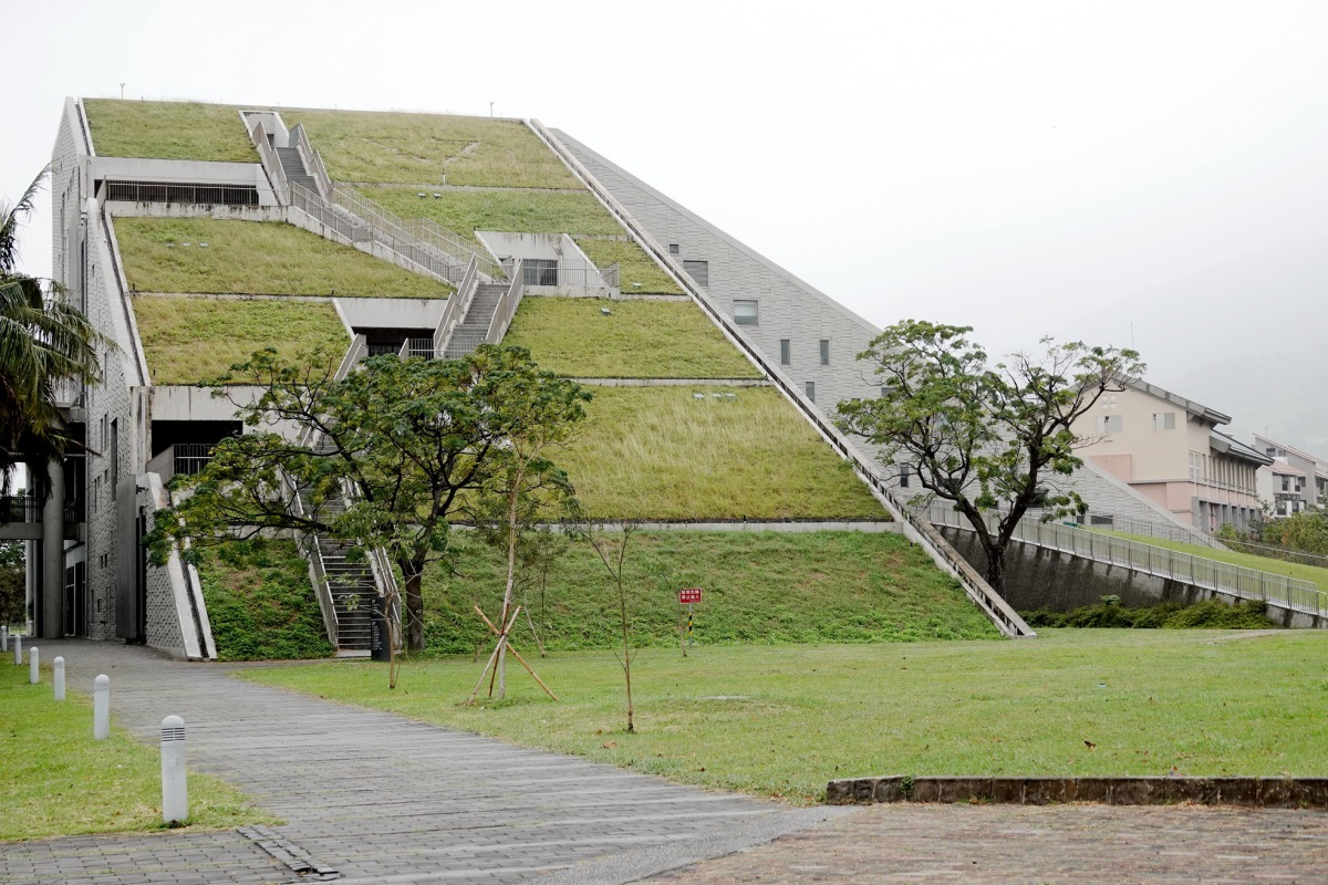 台東大學綠色山形建築的圖書館，是火紅的拍照打卡景點。高維奇／攝