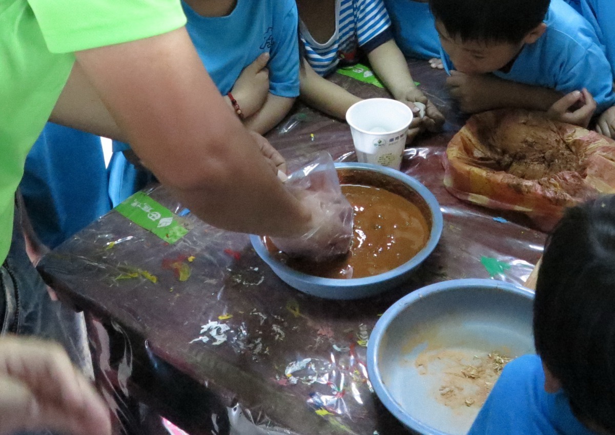 解說員示範皮蛋、鹹鴨蛋製作方法。高維奇/攝