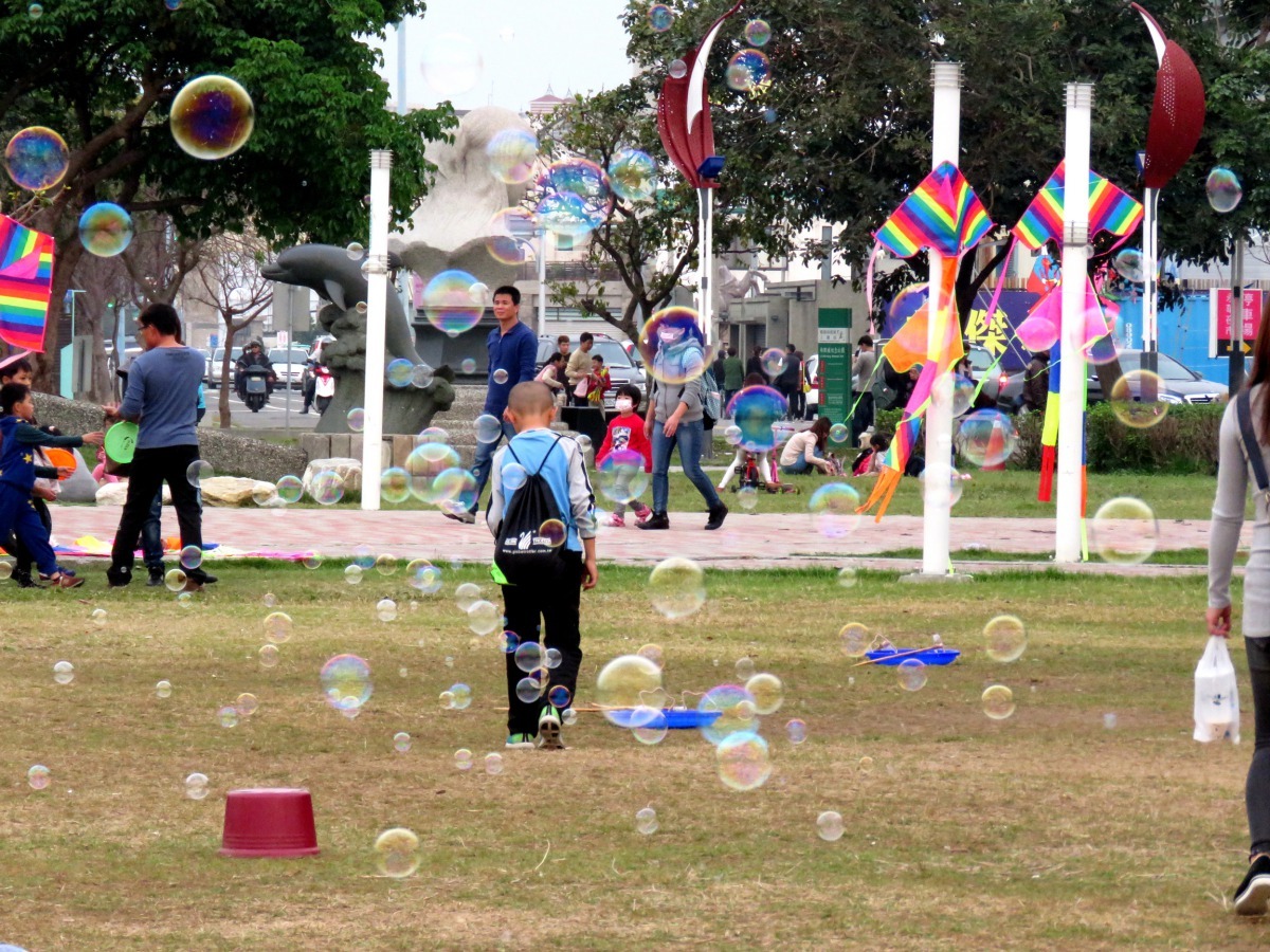 林默娘公園適合親子遊，有兒童最喜歡的吹泡泡、放風箏。高維奇／攝