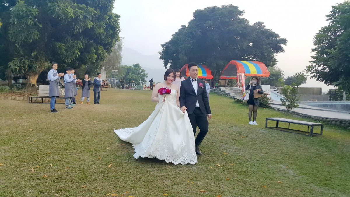 洪立鋼與新娘子選擇在台南市東山區的「仙湖農場」舉行婚禮。高維奇/攝