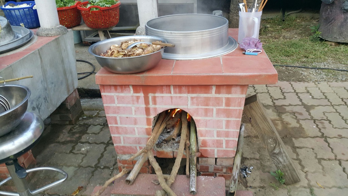 婚禮宴席部分料理是農場以傳統爐灶料理的。高維奇/攝