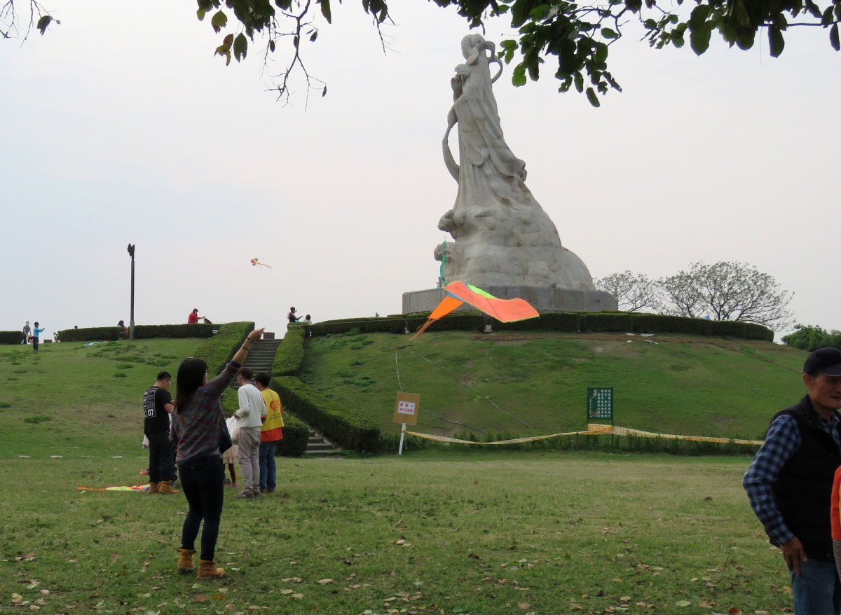 公園最引人矚目的林默娘雕像以花崗岩雕刻而成，造型流暢優美。高維奇／攝