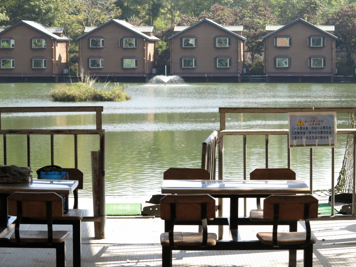 住在農場湖畔度假飯店遊賞百花，徹底紓壓放鬆。高維奇/攝