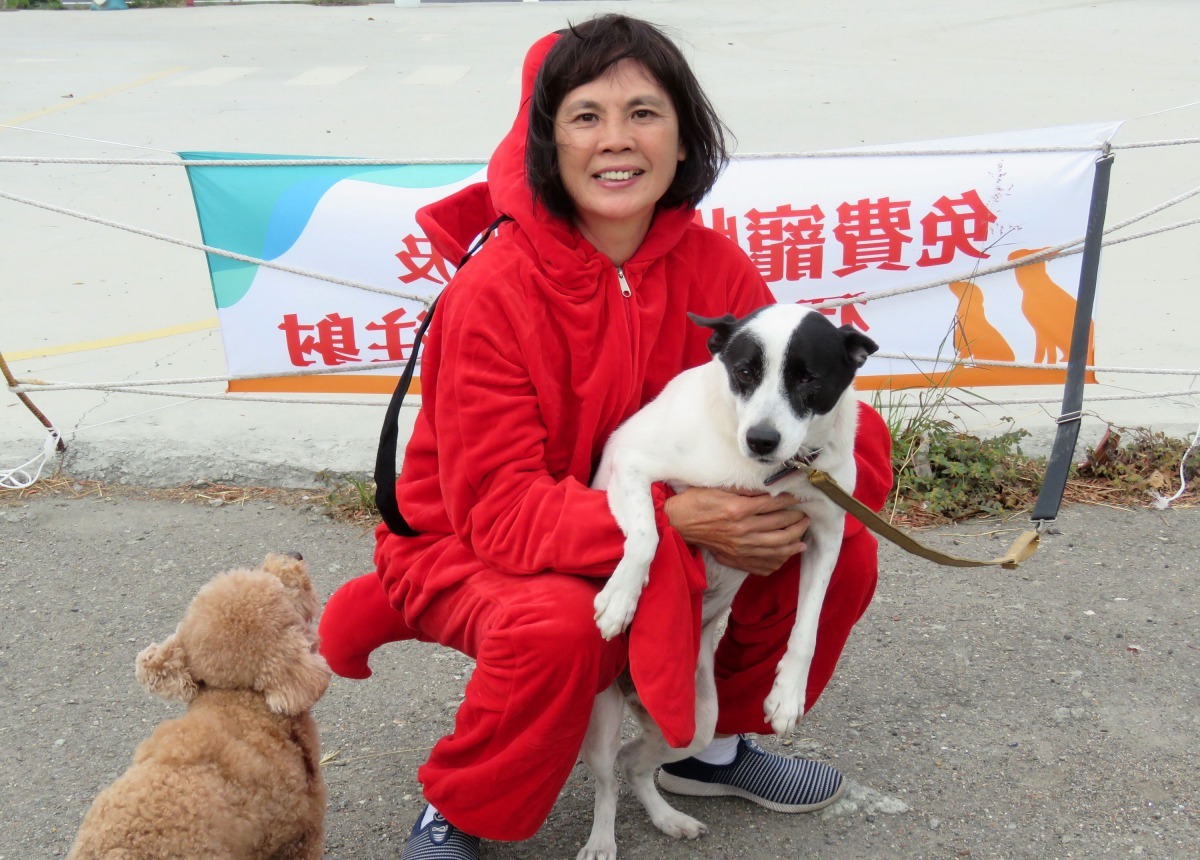 動保志工曾美溶扮狗布偶在活動串場，也收養獨眼殘疾浪犬。高維奇/攝