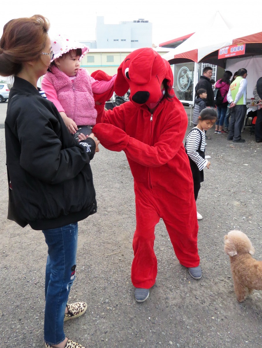 在動保活動現場的小孩子看到狗布偶，無不露出驚喜表情。高維奇/攝