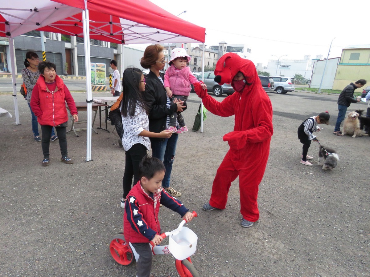有了曾美溶扮狗布偶串場，讓活動現場增添熱絡氣氛。高維奇/攝