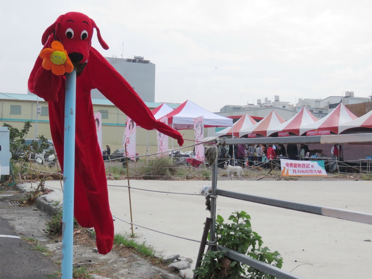 以布偶莊掛在活動入口處當導引標幟，效果顯著。高維奇/攝